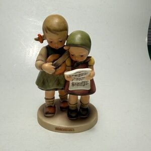 GOEBEL/HUMMEL FIGURINE "CLOSE HARMONY" FIGURINE